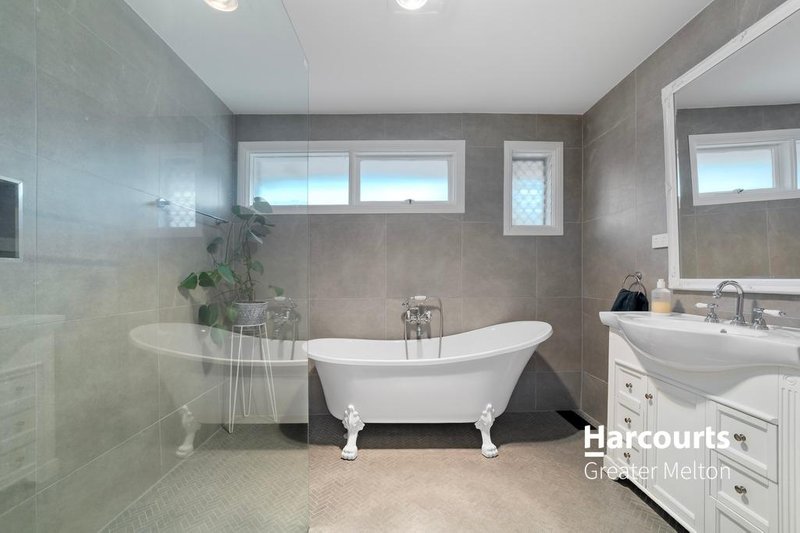 Photo - 4 Braewood Place, Melton West VIC 3337 - Image 12