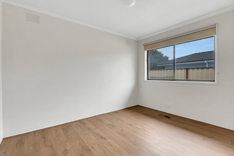 Photo - 4 Bridgewater Road, Craigieburn VIC 3064 - Image 6