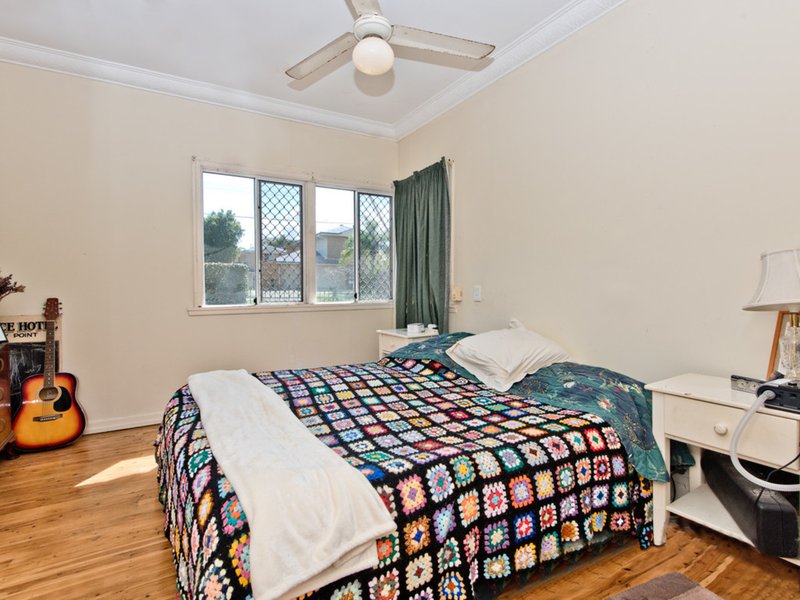 Photo - 4 Bright Avenue, Clontarf QLD 4019 - Image 7