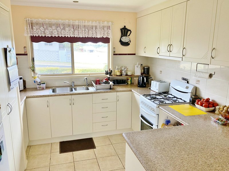 Photo - 4 Burns Crescent, Wondai QLD 4606 - Image 2