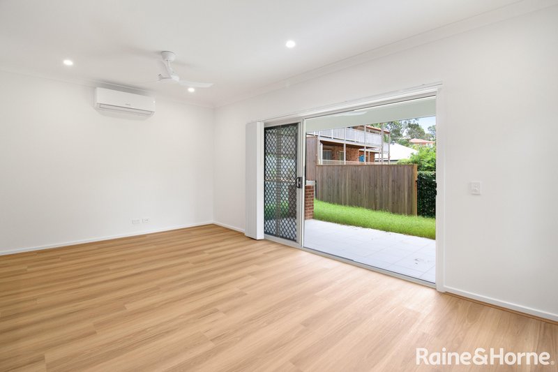 Photo - 4 Camborne Place, Chapel Hill QLD 4069 - Image 2