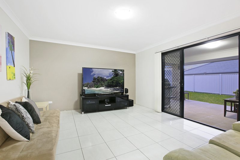 Photo - 4 Camille Crescent, Wynnum West QLD 4178 - Image 2