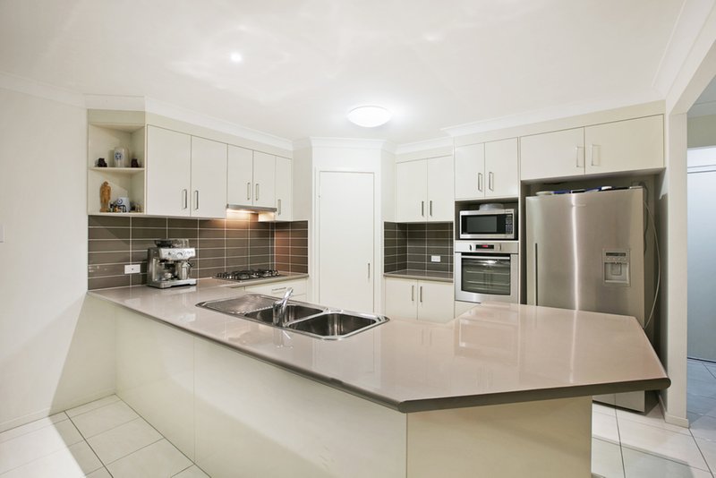 Photo - 4 Camille Crescent, Wynnum West QLD 4178 - Image 3