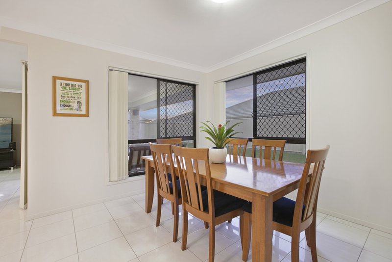 Photo - 4 Camille Crescent, Wynnum West QLD 4178 - Image 7