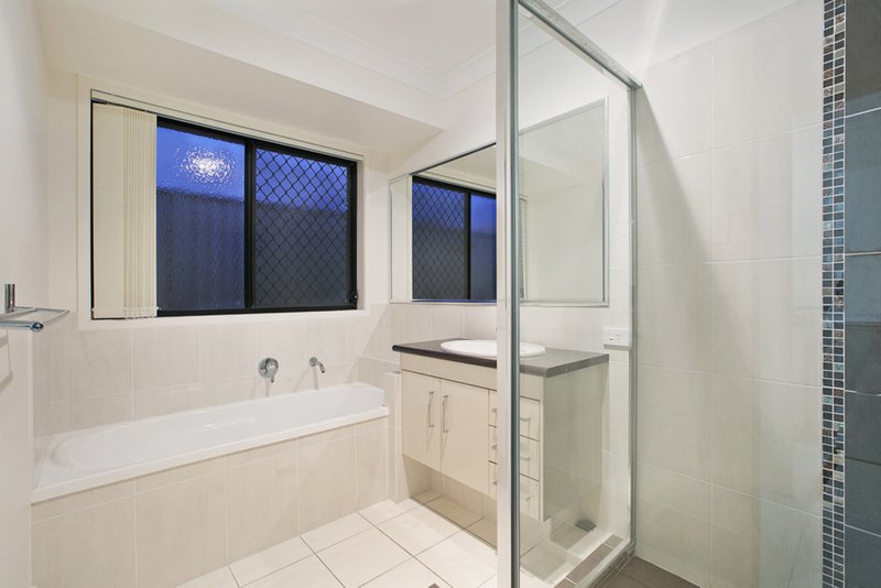 Photo - 4 Camille Crescent, Wynnum West QLD 4178 - Image 10