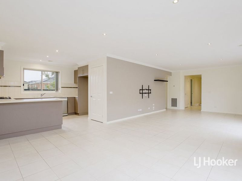 Photo - 4 Carina Court, Point Cook VIC 3030 - Image 2