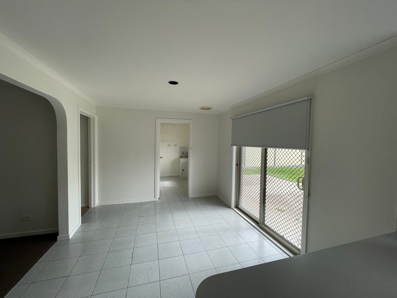 Photo - 4 Carling Court, Altona Meadows VIC 3028 - Image 5