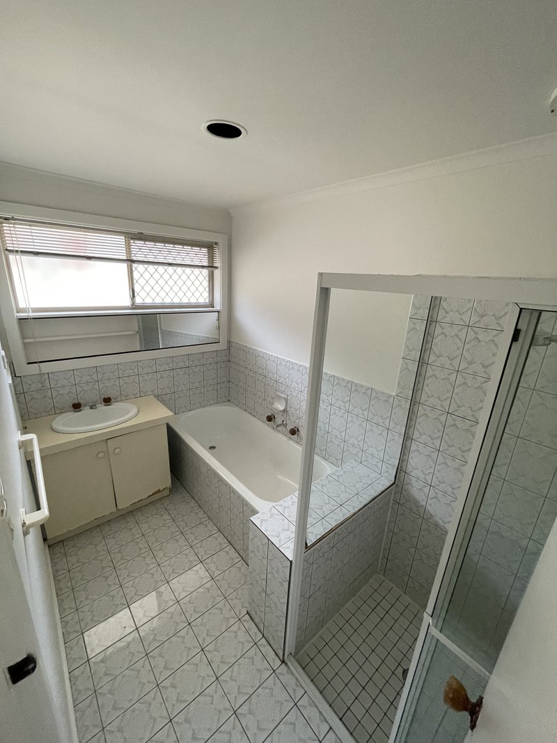 Photo - 4 Carling Court, Altona Meadows VIC 3028 - Image 11