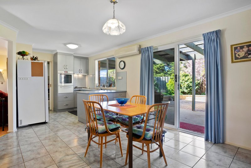 Photo - 4 Carmarthen Close, Werribee VIC 3030 - Image 3