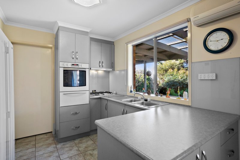 Photo - 4 Carmarthen Close, Werribee VIC 3030 - Image 4