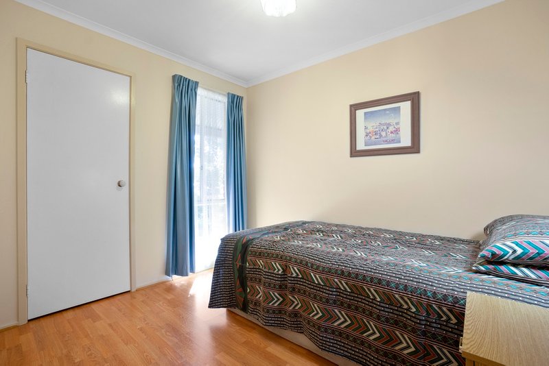 Photo - 4 Carmarthen Close, Werribee VIC 3030 - Image 6