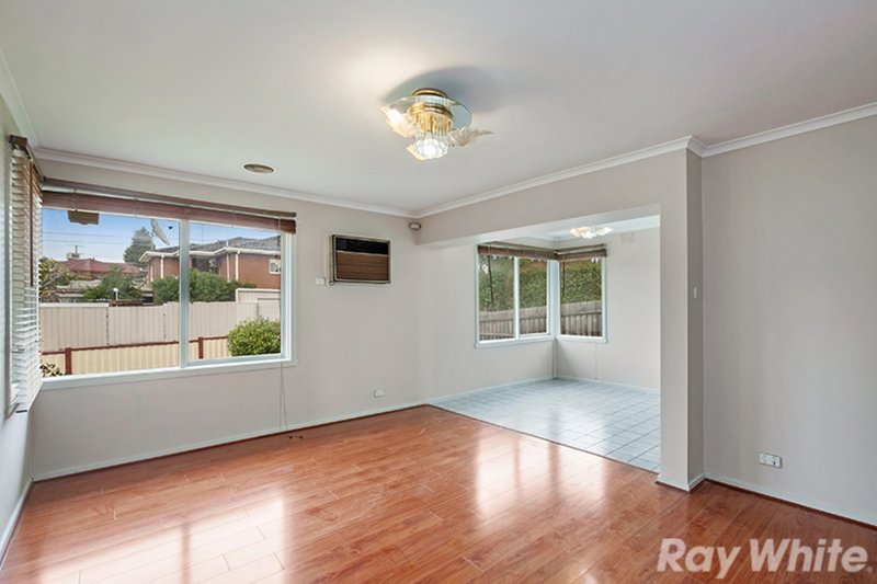 Photo - 4 Casey Drive, Lalor VIC 3075 - Image 3