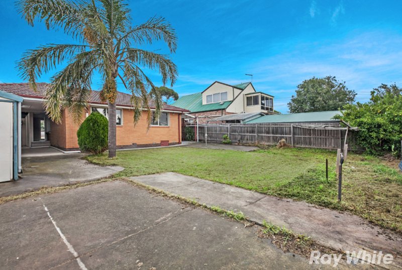 Photo - 4 Casey Drive, Lalor VIC 3075 - Image 7