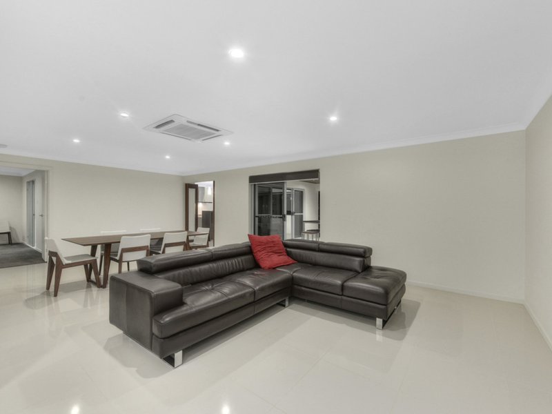 Photo - 4 Cassia Street, Bridgeman Downs QLD 4035 - Image 4