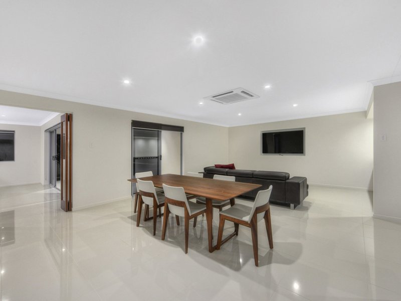 Photo - 4 Cassia Street, Bridgeman Downs QLD 4035 - Image 5