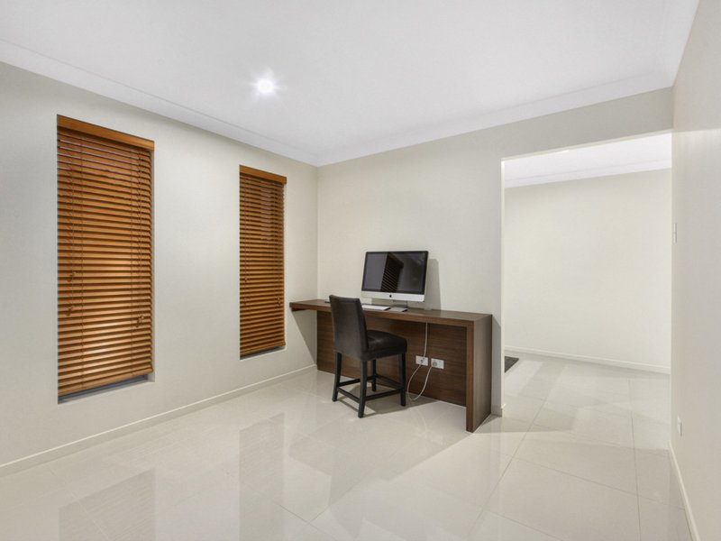 Photo - 4 Cassia Street, Bridgeman Downs QLD 4035 - Image 6