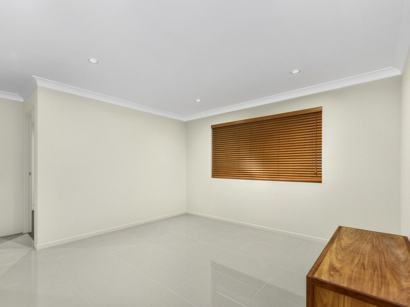 Photo - 4 Cassia Street, Bridgeman Downs QLD 4035 - Image 8