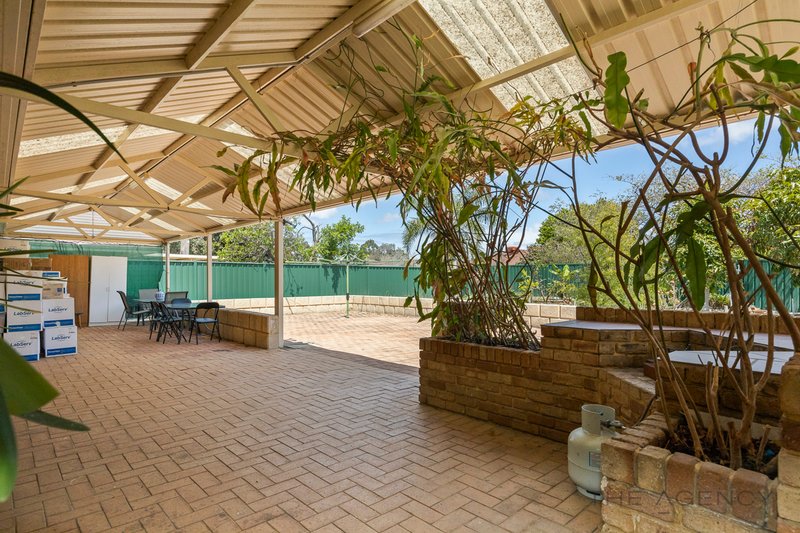 Photo - 4 Caswell Court, Marangaroo WA 6064 - Image 2