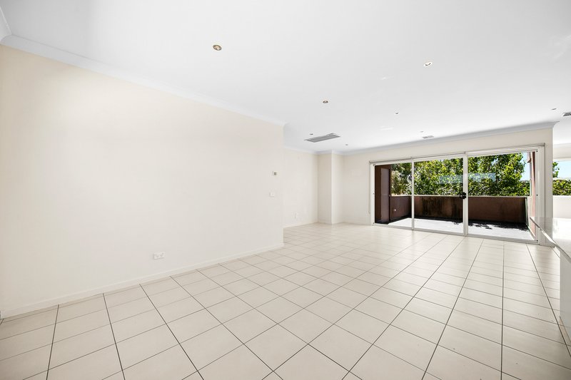 Photo - 4 Centennial Park Drive, Craigieburn VIC 3064 - Image 2