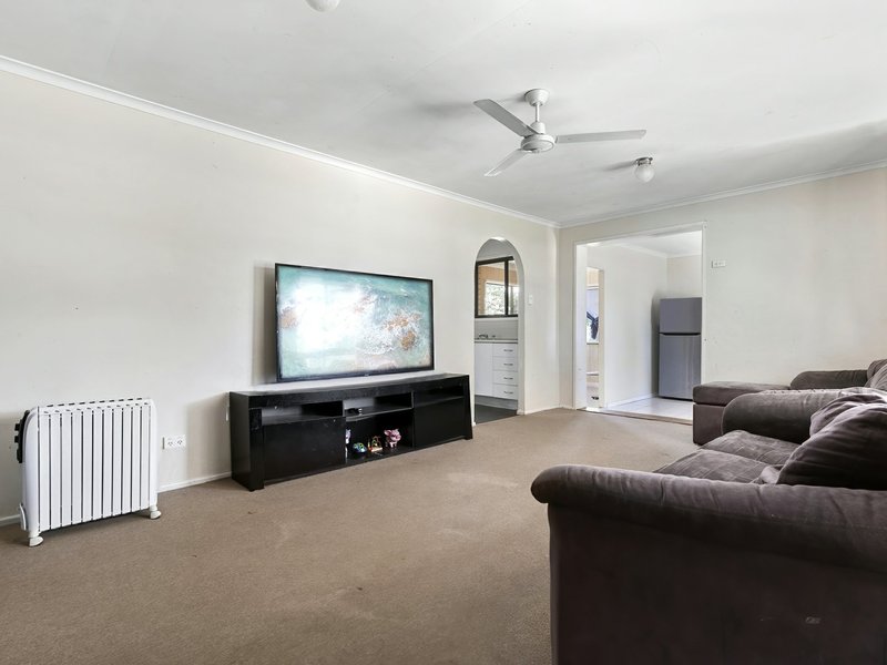 Photo - 4 Charles Crescent, Beachmere QLD 4510 - Image 5