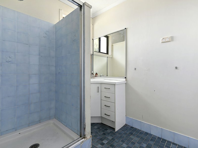 Photo - 4 Charles Crescent, Beachmere QLD 4510 - Image 7