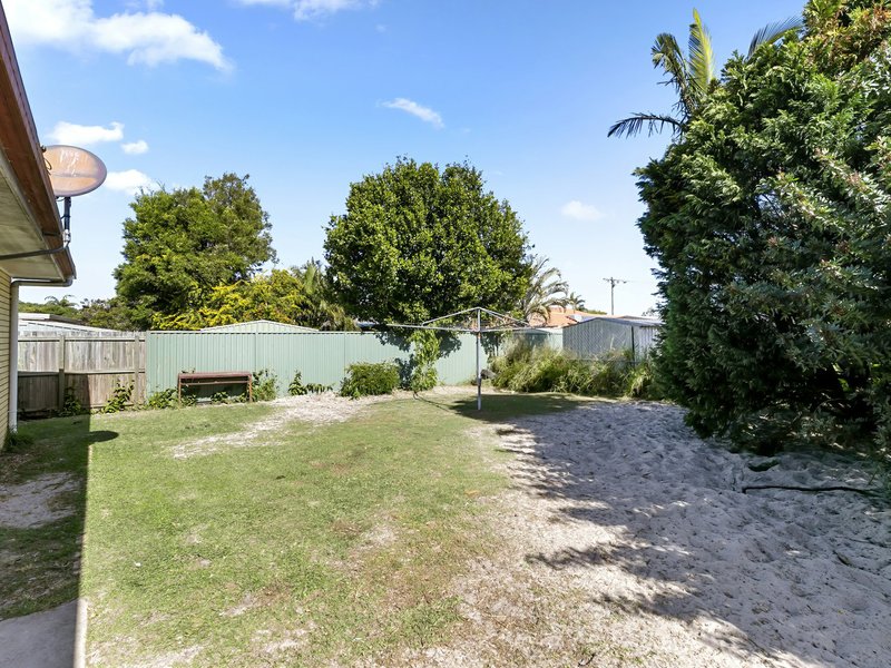 Photo - 4 Charles Crescent, Beachmere QLD 4510 - Image 13