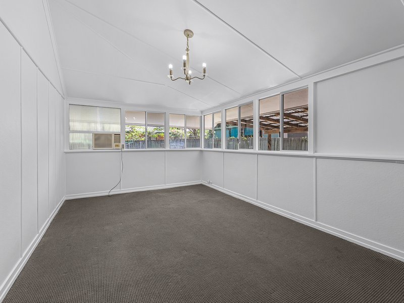 Photo - 4 Charles Street, Bundamba QLD 4304 - Image 6