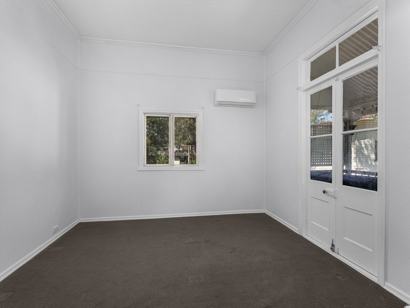 Photo - 4 Charles Street, Bundamba QLD 4304 - Image 8