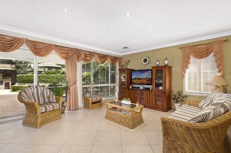 Photo - 4 Chepstow Drive, Castle Hill NSW 2154 - Image 4