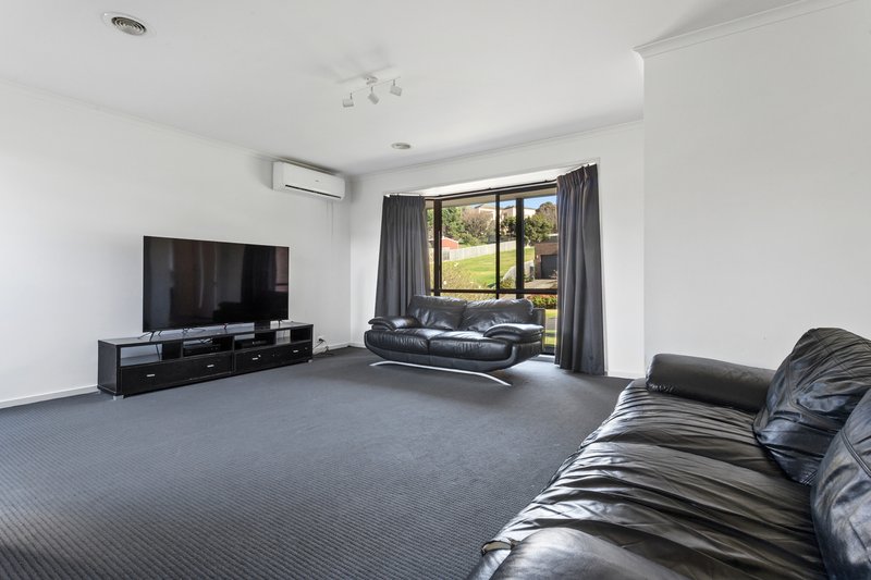 Photo - 4 Chevalier Crescent, Mooroolbark VIC 3138 - Image 7