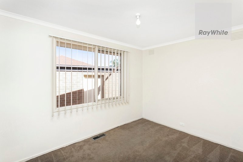 Photo - 4 Chisholm Close, Gladstone Park VIC 3043 - Image 8