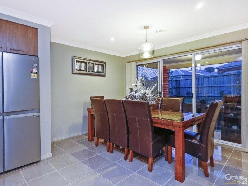 Photo - 4 Clarendon Street, Pakenham VIC 3810 - Image 9