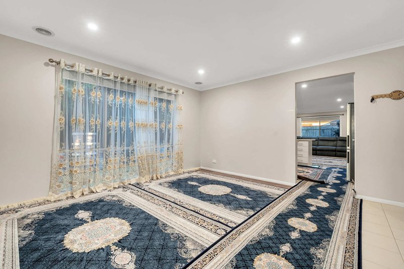 Photo - 4 Cleopatra Drive, Cranbourne VIC 3977 - Image 3