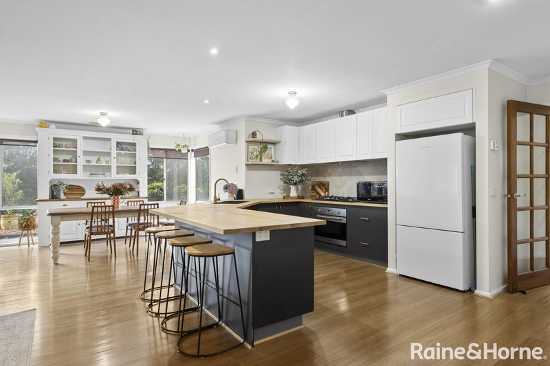 Photo - 4 Clover Court, Romsey VIC 3434 - Image 4