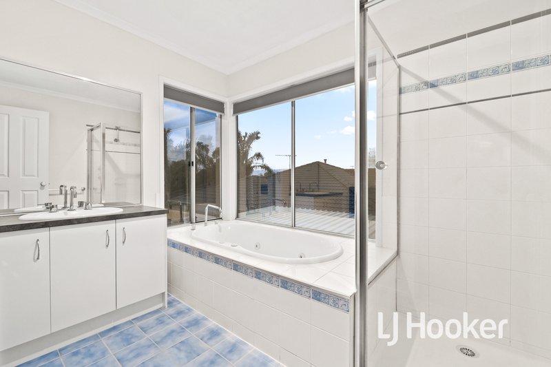 Photo - 4 Cloverlea Grove, Narre Warren South VIC 3805 - Image 12