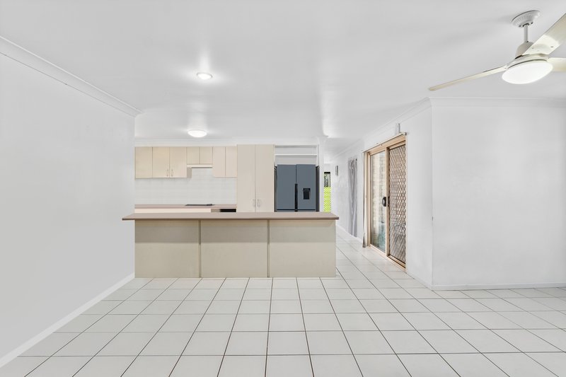 Photo - 4 Conradi Avenue, Crestmead QLD 4132 - Image 4