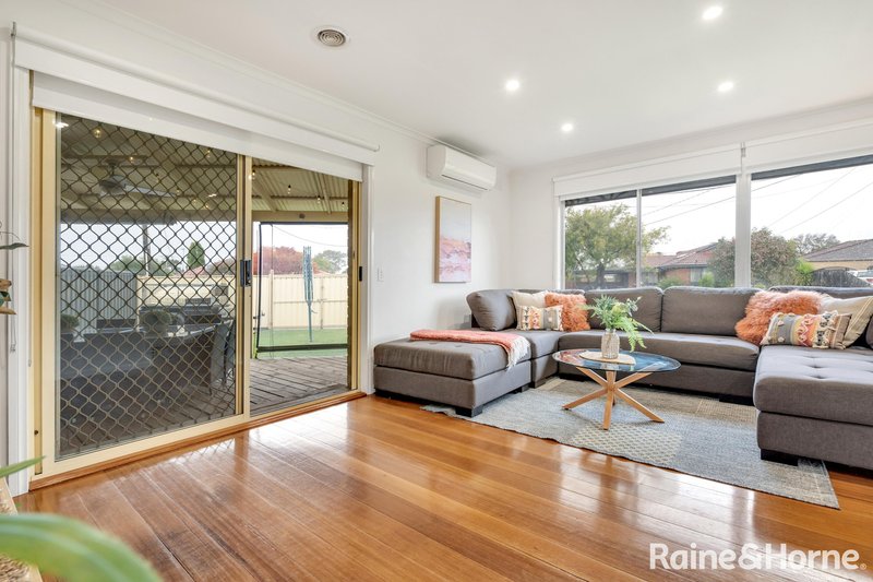 Photo - 4 Cosdown Close, Gladstone Park VIC 3043 - Image 6