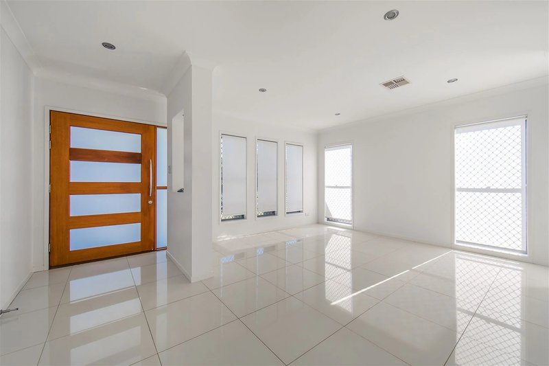 Photo - 4 Crenshaw Street, North Lakes QLD 4509 - Image 2