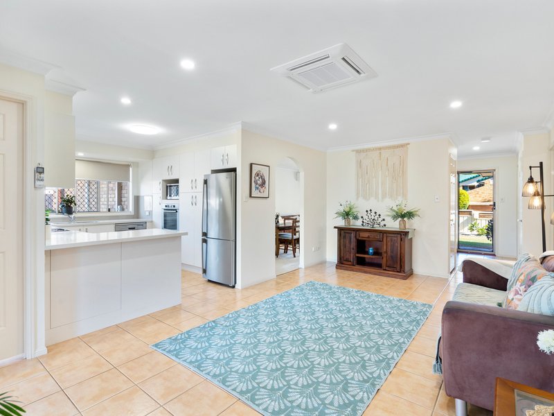 Photo - 4 Cresthill Street, Birkdale QLD 4159 - Image 3