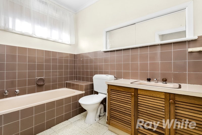 Photo - 4 Crocus Crescent, Glen Waverley VIC 3150 - Image 8