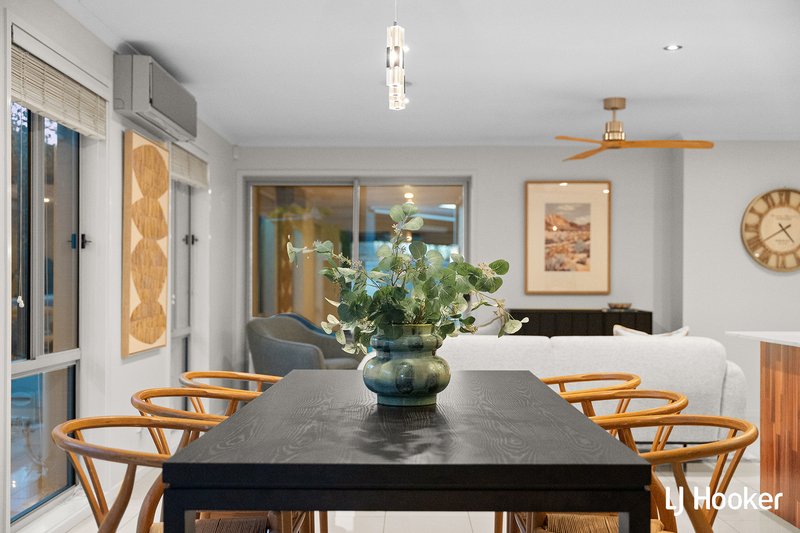Photo - 4 De Mole Street, Dunlop ACT 2615 - Image 3
