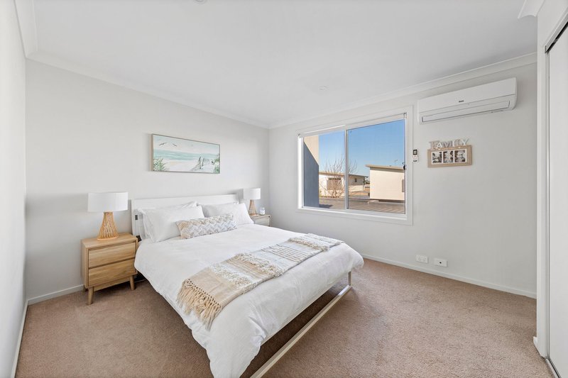 Photo - 4 Debra Avenue, Pakenham VIC 3810 - Image 3