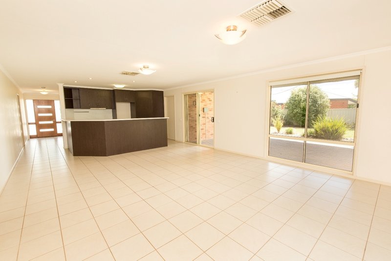 Photo - 4 Denbeigh Court, Mildura VIC 3500 - Image 5