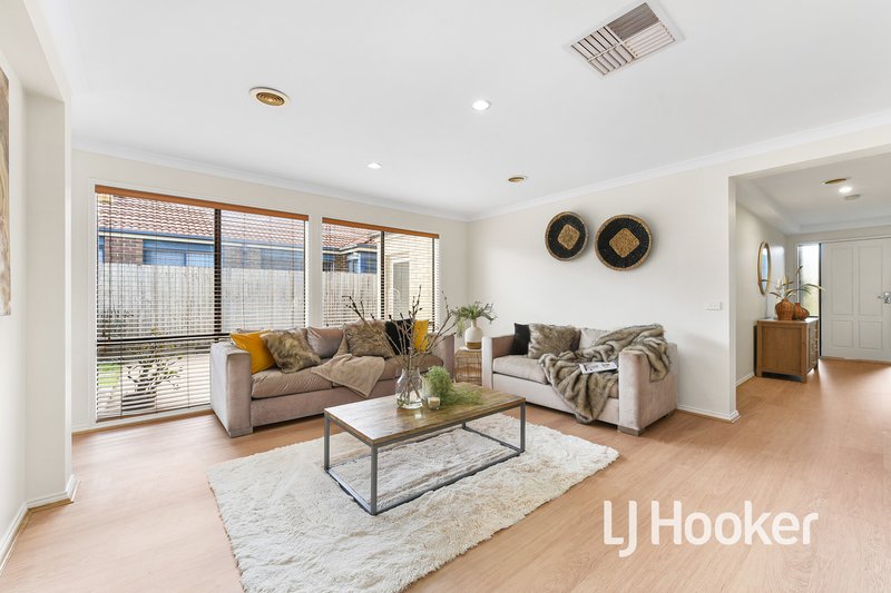 Photo - 4 Dennis Close, Lynbrook VIC 3975 - Image 2