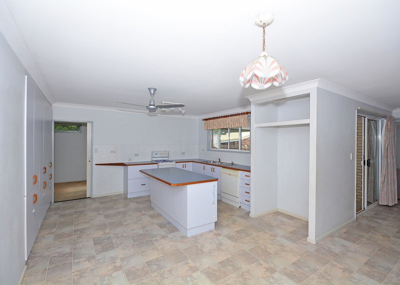 Photo - 4 Diana Place, Urangan QLD 4655 - Image 3