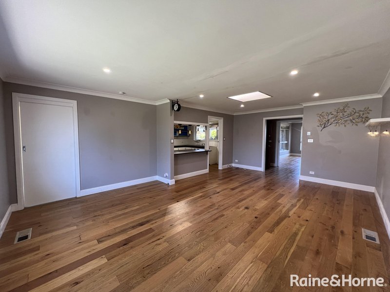 Photo - 4 Dougherty Place, Orange NSW 2800 - Image 3
