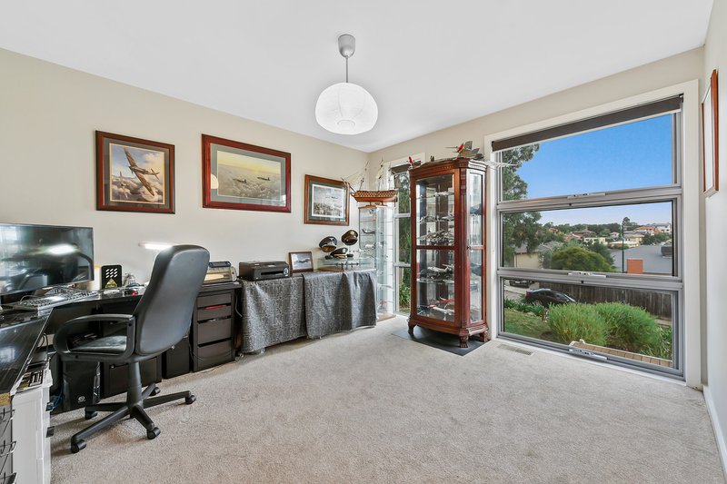 Photo - 4 Eaglehawk Drive, Berwick VIC 3806 - Image 2