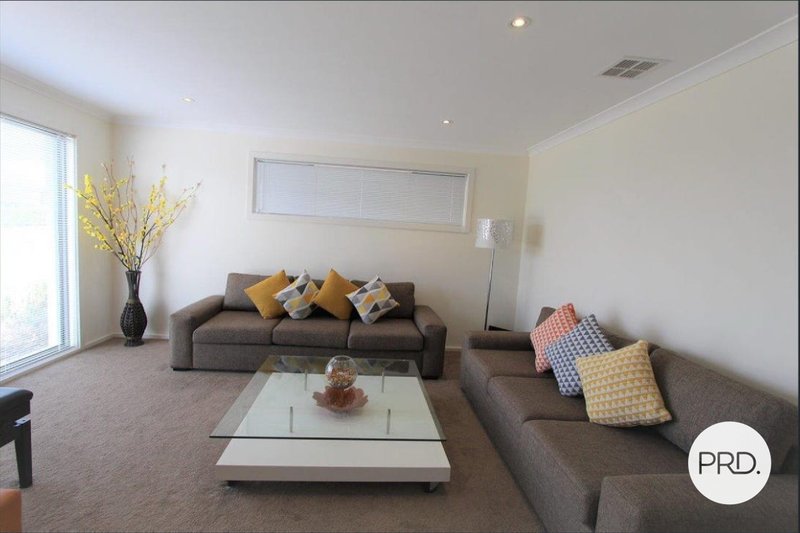 Photo - 4 Edna Thompson Crescent, Casey ACT 2913 - Image 2