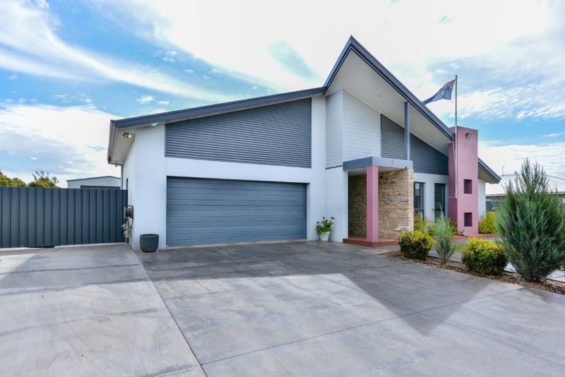 Photo - 4 Ellendon Place, Leeton NSW 2705 - Image 2