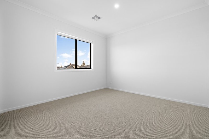 Photo - 4 Eskdale Street, Werribee VIC 3030 - Image 11